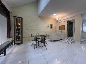 Posezení v ubytování Flat funcional mobiliado com cozinha e WC privativo apt104