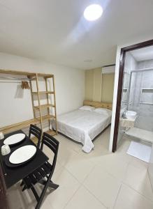 Postel nebo postele na pokoji v ubytování Flat funcional mobiliado com cozinha e WC privativo apt104