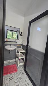 Μια τηλεόραση ή/και κέντρο ψυχαγωγίας στο Villa 3 Green Minimalist 1 Room In Sanur +8 φωτογραφίες