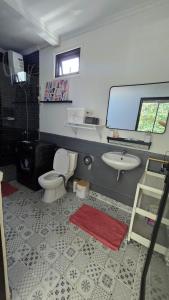 Μια τηλεόραση ή/και κέντρο ψυχαγωγίας στο Villa 3 Green Minimalist 1 Room In Sanur