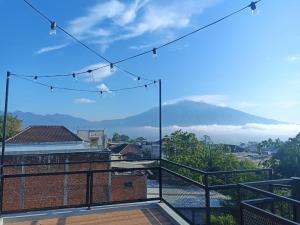 ein Balkon mit Blick auf einen Berg in der Unterkunft QueeNdra Villa in Tlekung