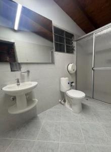 Ένα μπάνιο στο accommodation in medellin, laureles, belen rosales CASA GAMA MEDELLIN +12 φωτογραφίες
