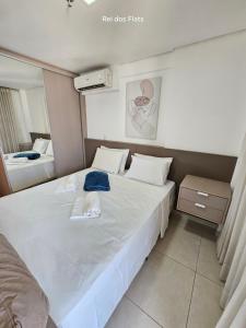 a bedroom with a large white bed in a room at Brookfield Towers - Jardim Goiás By Rei dos Flats in Goiânia