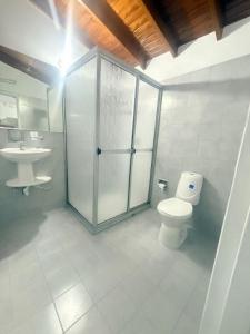 Ένα μπάνιο στο accommodation in medellin, laureles, belen rosales CASA GAMA MEDELLIN