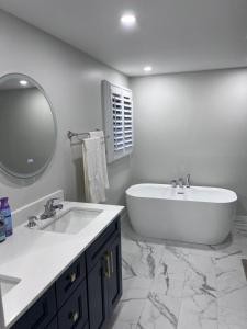 Koupelna v ubytování Beautiful Lake Side Neighbourhood Home in Ajax, ON