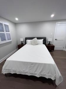 Postel nebo postele na pokoji v ubytování Beautiful Lake Side Neighbourhood Home in Ajax, ON