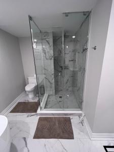 Koupelna v ubytování Beautiful Lake Side Neighbourhood Home in Ajax, ON + 17 fotografií