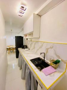 een keuken met een spoelbak en een aanrechtblad bij Balai Camu Fully Furnished Luxury Home in Sampong +7 foto's