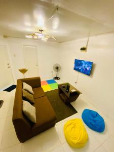 een woonkamer met een bank en een tafel bij Balai Camu Fully Furnished Luxury Home in Sampong