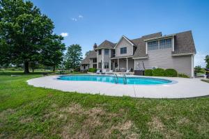 Πισίνα στο ή κοντά στο Elegant Fulton Columbia Estate 8 bd 6 ba on 10 acres