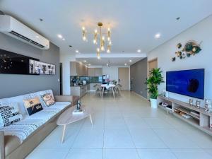 un salon avec un canapé et une télévision dans l'établissement The Sóng Tourist Apartment Tam Thắng Vũng Tàu, à Vung Tau