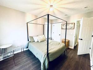 Postel nebo postele na pokoji v ubytování Inimitable DT Cozy Home