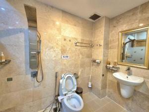 un baño con inodoro y lavabo en F F HOUSE Homestay, en Ho Chi Minh