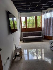 een woonkamer met een bank en twee ramen bij Casa Bella in Rivera