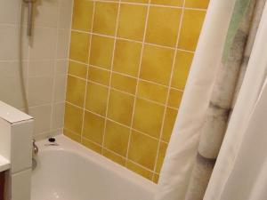 La salle de bains est pourvue d'une baignoire avec rideau de douche. dans l'établissement Appartement 4 pers. avec balcon au calme, accès piscine - FR-1-814-167, à Vassivière 9 autres photos