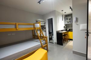 Postel nebo postele na pokoji v ubytování 113-Studio Amplo e completo com ar condicionado prox UEL