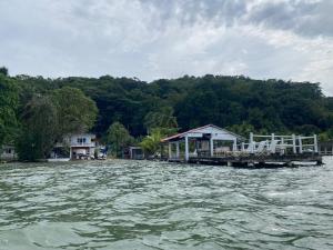 ポルトベロにあるVilla Bellaの水の上の桟橋