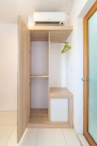 a room with a closet with a book shelf at Srikrisna in Seminyak