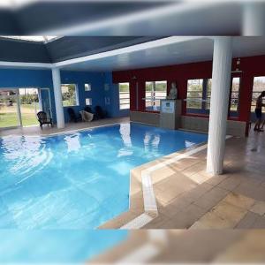 マール・デル・トゥユにあるTerraza Hotelの建物内の大きな青いスイミングプール