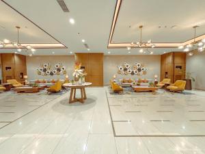 een lobby met banken en tafels en gele stoelen bij The Luxe Haven at BGC in Sampong
