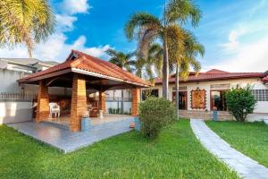 ein Haus mit einem Pavillon im Hof in der Unterkunft D Pool Villa Pattaya in Nong Prue