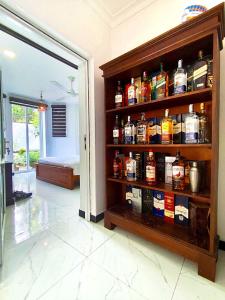 een kamer met een boekenplank vol met brandkranen bij White lotus villa in Ragama