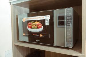 een magnetron met een afbeelding van een dessert bij The Luxe Haven at BGC in Sampong