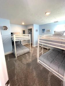 une chambre avec deux lits superposés et un bureau dans l'établissement Happy Place, à South Jordan