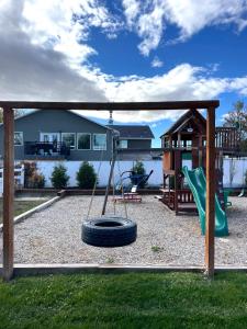 une aire de jeux avec un toboggan et une balançoire dans l'établissement Happy Place, à South Jordan 56 autres photos