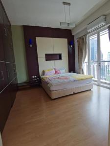 une chambre avec un lit et une grande fenêtre dans l'établissement Seri Bukit Ceylon Bukit Bintang, à Kuala Lumpur