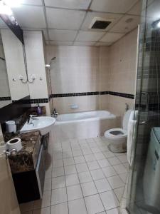 une salle de bain avec une baignoire, des toilettes et un lavabo dans l'établissement Seri Bukit Ceylon Bukit Bintang, à Kuala Lumpur