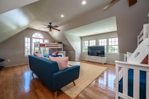 Μια τηλεόραση ή/και κέντρο ψυχαγωγίας στο Elegant Fulton Columbia Estate 8 bd 6 ba on 10 acres