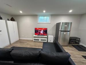 ein Wohnzimmer mit Couch und Flachbildfernseher in der Unterkunft Spacious 2 Bedroom & 2 Bathroom Suit Near Fairview Mall & Waterloo Airport in Kitchener