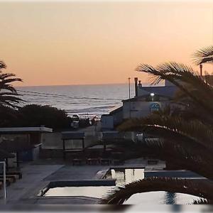 マール・デル・トゥユにあるTerraza Hotelのヤシの木が植わる海の景色を望む