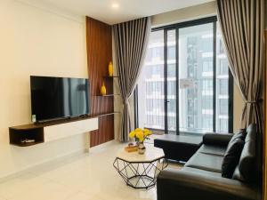 TV a/nebo společenská místnost v ubytování Modern 1 bedroom apt at The Emerald Golf View - Pool, Gym, Near Aeon Mall and VSIP