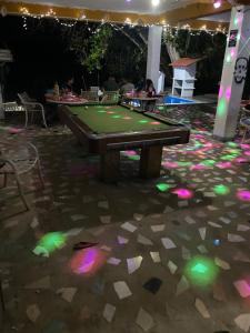 ポルトベロにあるVilla Bellaの床にライトが付いたビリヤード台