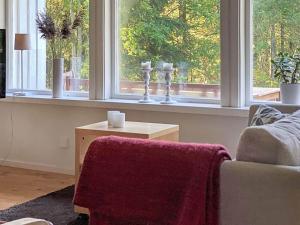 Una sala de estar con un sofá y una ventana. en 4 person holiday home in SKÅNES-FAGERHULT, en Skånes Fagerhult