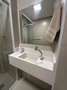 Ένα μπάνιο στο Apartamento com saída para praia