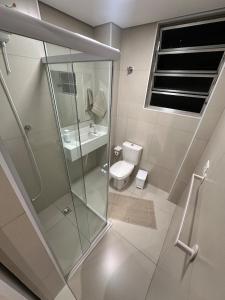 Ένα μπάνιο στο Apartamento com saída para praia