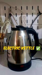 - une bouilloire électrique assise sur une table dans l'établissement J Travel Trail Homestay, à Mahinog