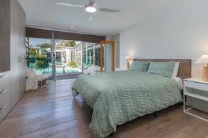 Ένα ή περισσότερα κρεβάτια σε δωμάτιο στο Boofs At Blueys +23 φωτογραφίες