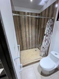 a bathroom with a toilet and a shower at Casa playa in Huacas
