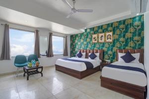 una habitación de hotel con dos camas y una silla en Hotel Golden Prime Delhi International Airport, en Nueva Delhi