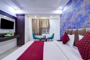 Una habitación de hotel con una cama y dos sillas. en Hotel Golden Prime Delhi International Airport, en Nueva Delhi 23 fotos más