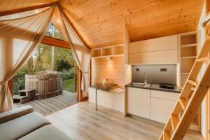 Kuchyň nebo kuchyňský kout v ubytování Glamping Mountain Fairy Tale
