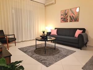 Χώρος καθιστικού στο Cozy City Center Apartment +28 φωτογραφίες