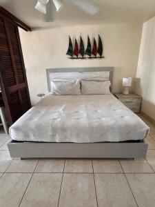 Ένα ή περισσότερα κρεβάτια σε δωμάτιο στο Stunning Seaside Condo on Sapphire Beach with Pool