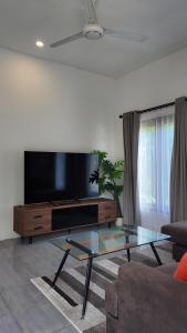 Μια τηλεόραση ή/και κέντρο ψυχαγωγίας στο Villa Vindo - 1BR & Swimming pool