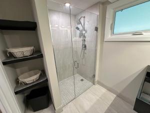 Ένα μπάνιο στο Luxurious Pvt room & Pvt heated floor bathroom near Airport +39 φωτογραφίες