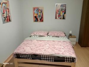 Postel nebo postele na pokoji v ubytování U Magdy dla 3 osób z Parkingiem za ogrodzeniem w Cenie